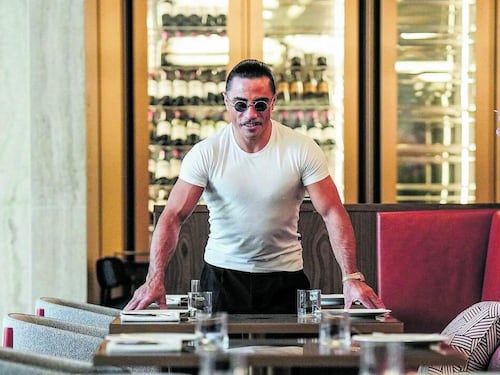 La carne sublime di Salt Bae tra selfie, lusso e prezzi record