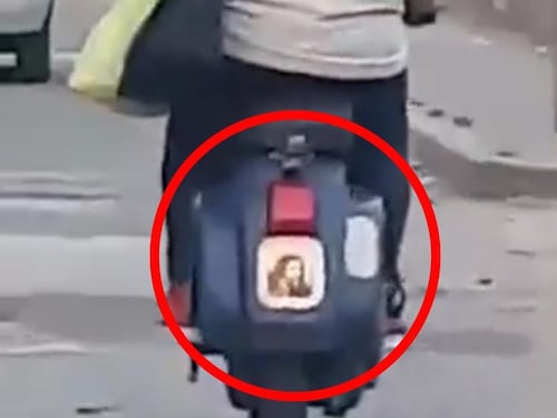 Una Vespa circola con l’adesivo di Gesù Cristo al posto della targa