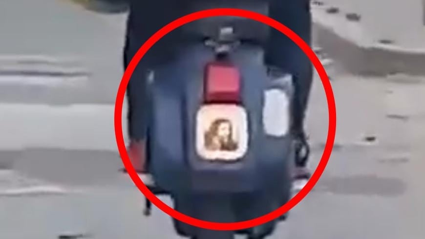 Una Vespa circola con l’adesivo di Gesù Cristo al posto della targa