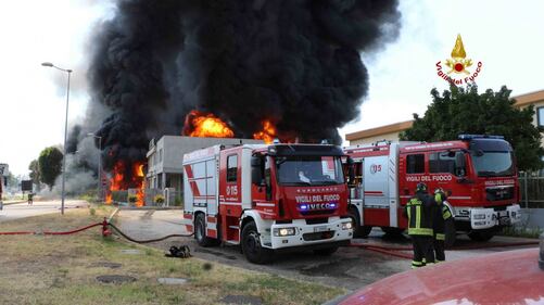 Rogo in un'azienda di vernici: vigili al lavoro 1