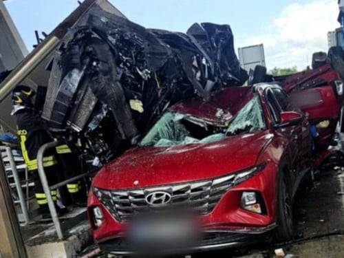 Un malore e sfonda il casello. Terribile incidente sulla A12: morti e feriti