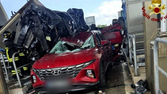 Un malore e sfonda il casello. Terribile incidente sulla A12: morti e feriti