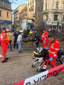 Tram deragliato, le foto dei feriti 7