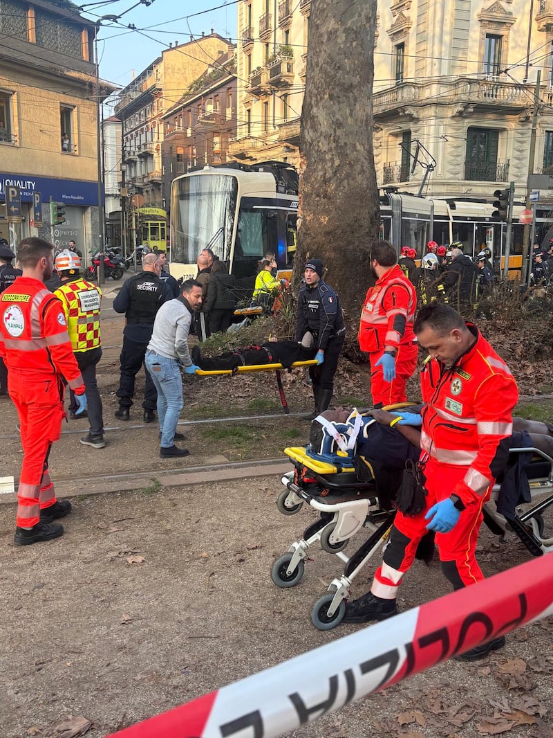 Tram deragliato, le foto dei feriti 7