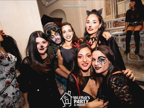 Quei party privati (e blasfemi) nelle chiese di Napoli