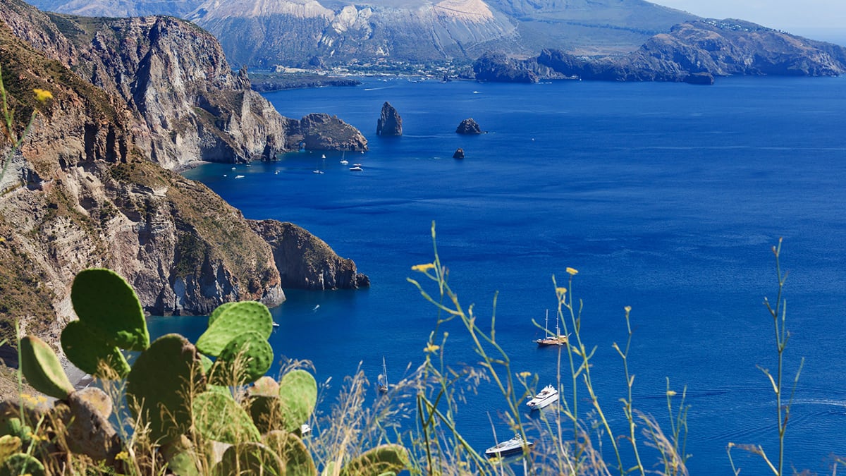 Lipari, è giallo sulla morte della donna trovata nuda sugli scogli