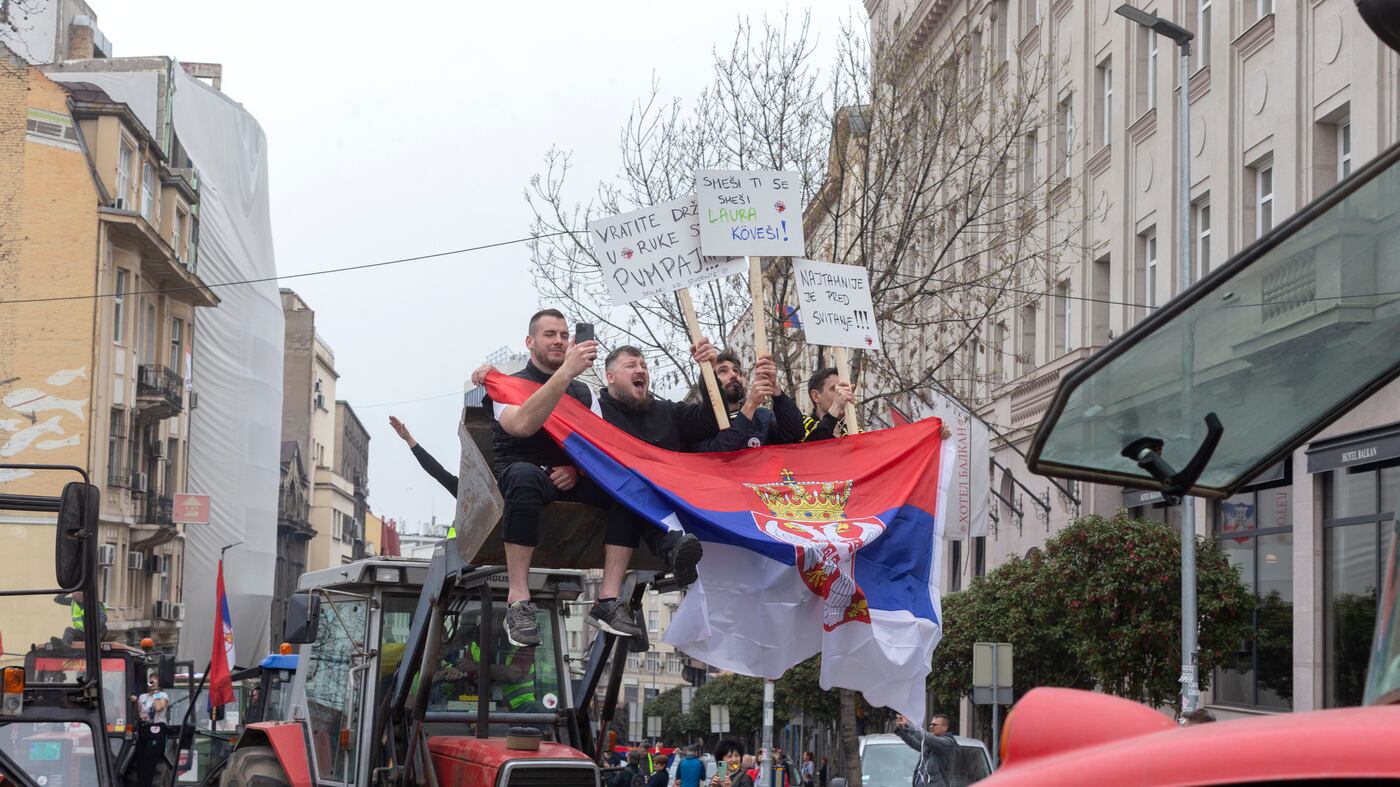 La protesta dei 100mila giovani a Belgrado: "Vucic deve lasciare"
