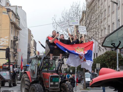 La protesta dei 100mila giovani a Belgrado: "Vucic deve lasciare"