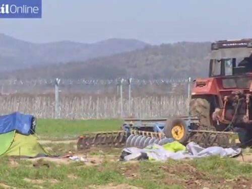 Contadino abbatte col trattore le tende degli immigrati