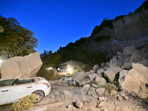 Che cos’è il bradisismo dei Campi Flegrei: il fenomeno che provoca terremoti e il sollevamento del suolo