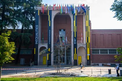 Milano, piromane incendia la Balena di cartapesta davanti alla Triennale 5