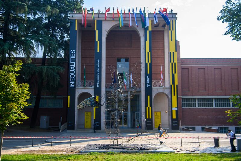 Milano, piromane incendia la Balena di cartapesta davanti alla Triennale 5