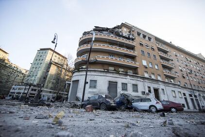 Roma, crollano tre piani di un palazzo 13
