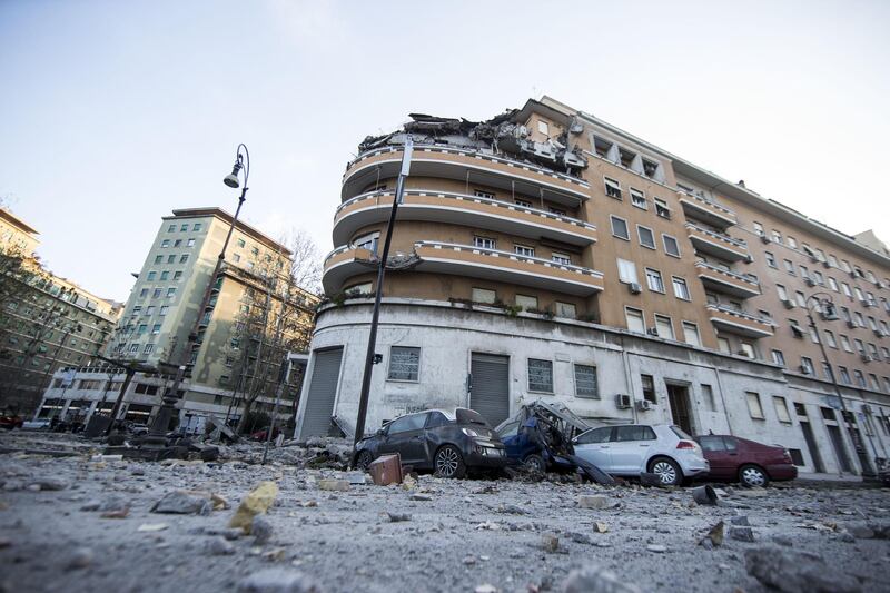 Roma, crollano tre piani di un palazzo 13