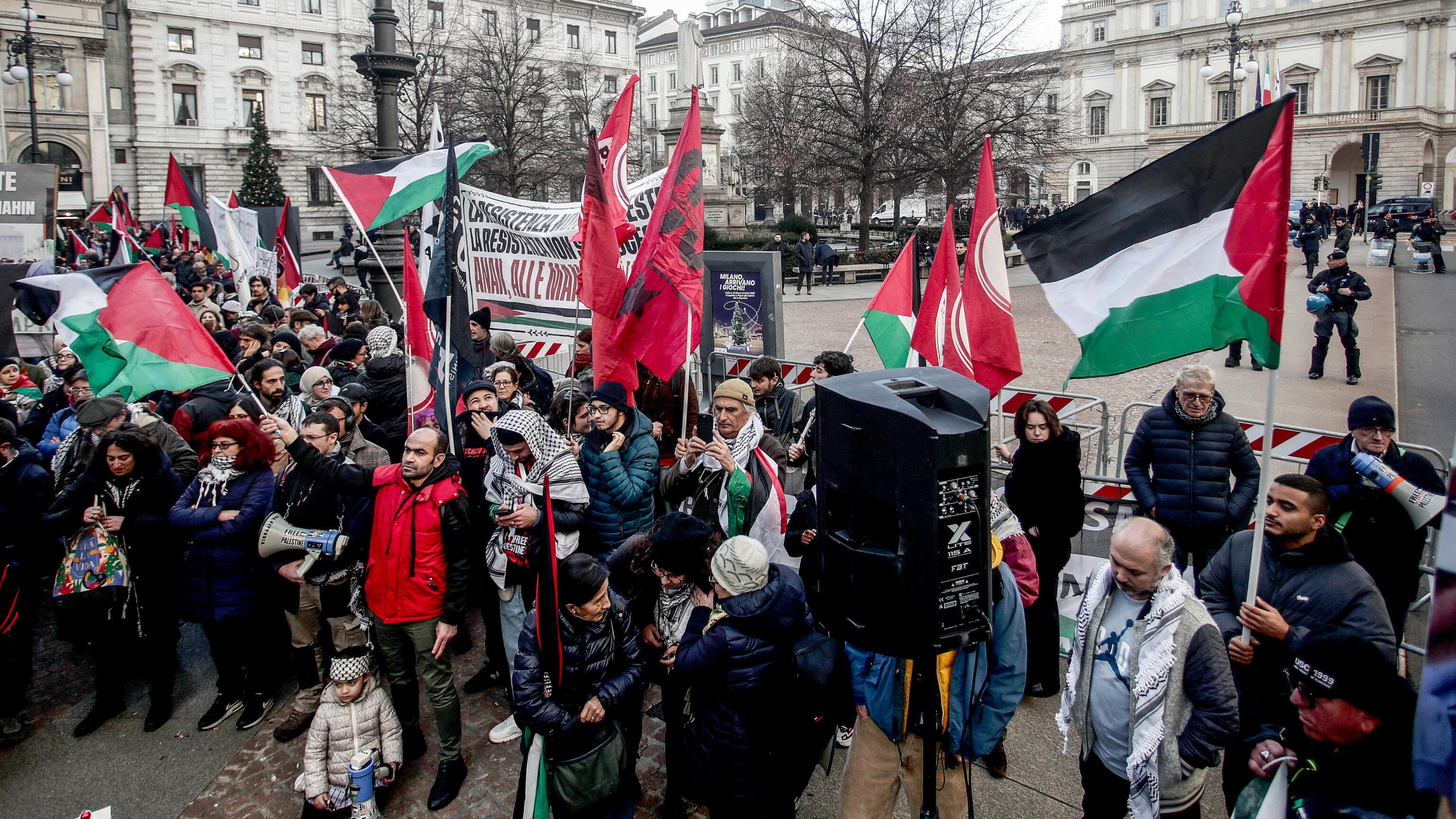 Anarchici e islamici in piazza per le toghe. "Cacciamo Meloni con il referendum"