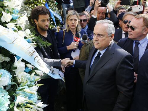 Lotito in Sinagoga si dissocia: "Domani foto di Anna Frank sulla maglia"