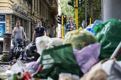 Roma, sciopero rifiuti: il disagio per le vie della città 6