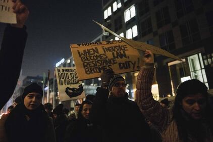 Romeni in piazza contro la corruzione 4
