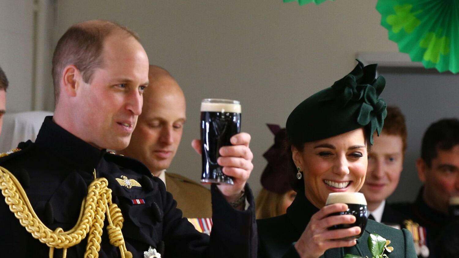 Kate Middleton non è incinta: beve birra