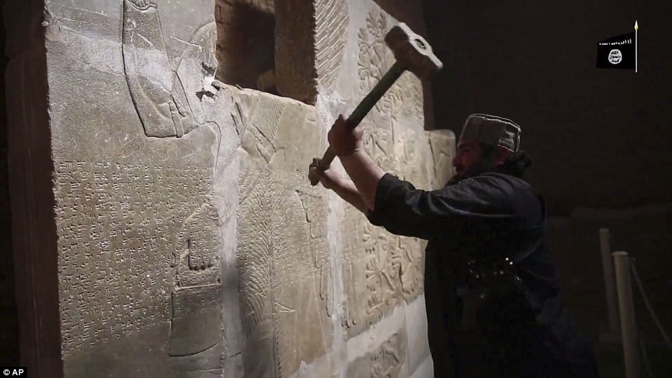 Ecco come l'Isis fa affari trafficando opere d'arte