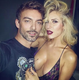 Paola Caruso fuori di seno a Formentera 7