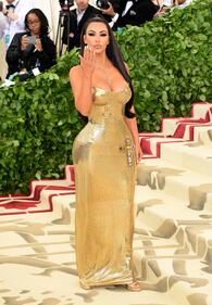 Met Gala 18, Miley Cyrus e la scollatura hot 11