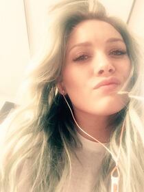 Hilary Duff cerca su Tinder l'anima gemella 7