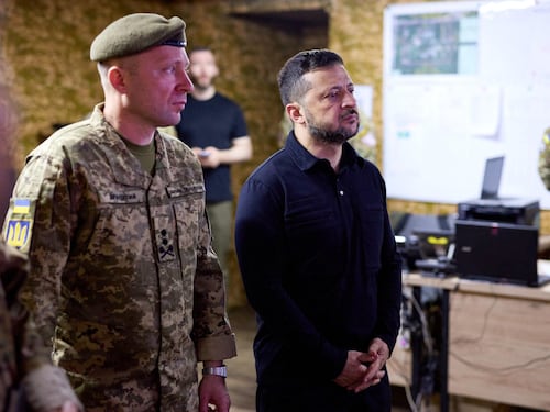 Kiev in attesa, Zelensky ora premia Musk e “chiama” Xi