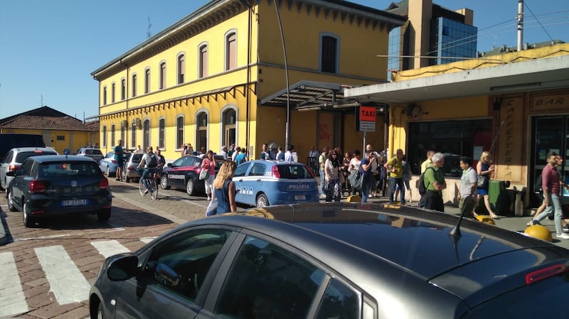 Milano, panico tra i pendolari: "fumo sul treno". A piedi sui binari 5