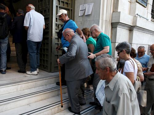 La Grecia rimborsa i creditori, ma Tsipras perde un altro pezzo