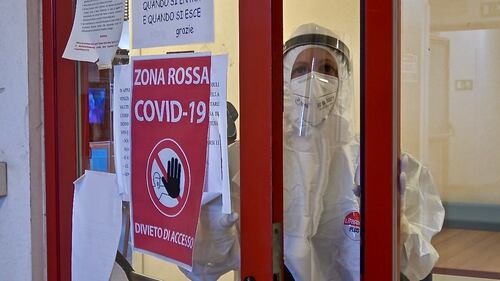 Silvia Abate coordinatrice infermieristica dell'Itis in una delle zone rosse della struttura per anziani