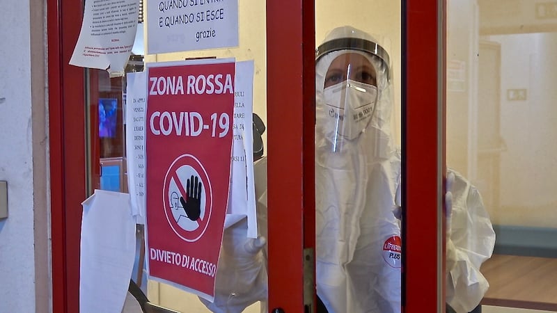 Silvia Abate coordinatrice infermieristica dell'Itis in una delle zone rosse della struttura per anziani