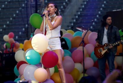 Miley Cyrus e Liam Hemsworth, le foto della coppia  5