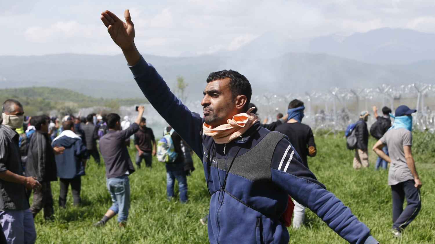 Migranti assaltano il confine: scontri e feriti in Macedonia