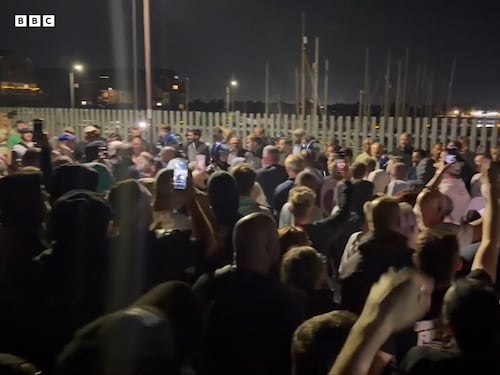 Migranti, anche Portsmouth in rivolta: strade bloccate dopo lo sbarco di 140 persone