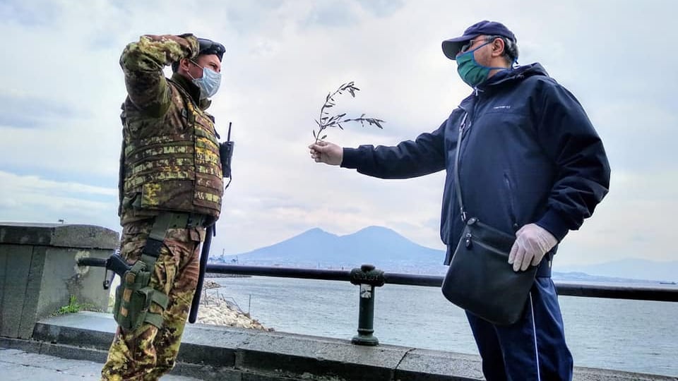 Il grazie ai militari con una palma: l'immagine diventa virale