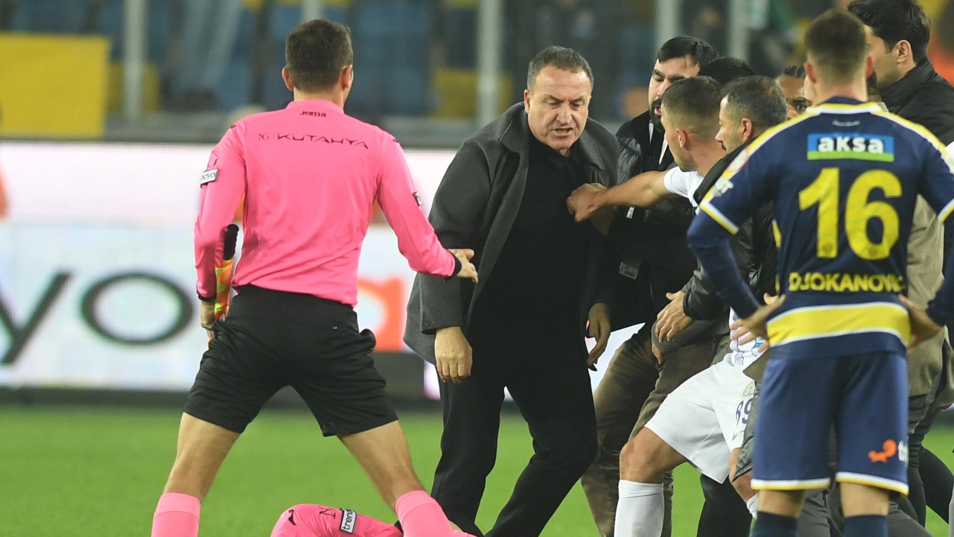Cose turche: pugni all'arbitro. E Ceferin pensa al suo futuro