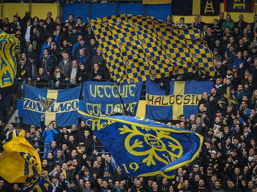 Hellas Verona, chiuso per un turno il settore poltrone Est per i cori contro Balotelli