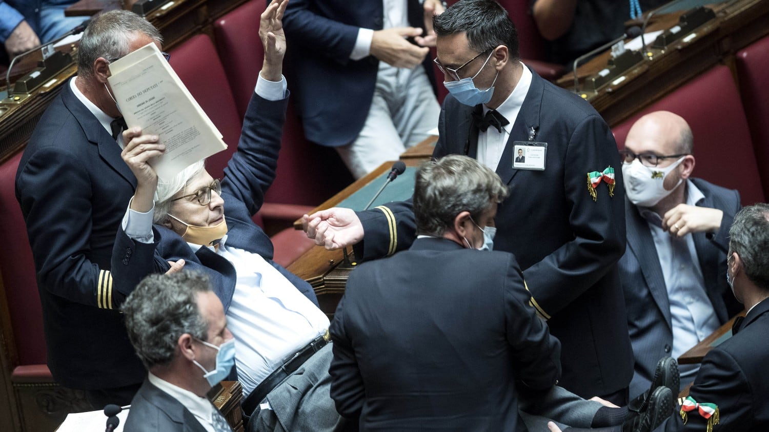 Dl Carceri, è caos alla Camera: Sgarbi espulso dall'Aula