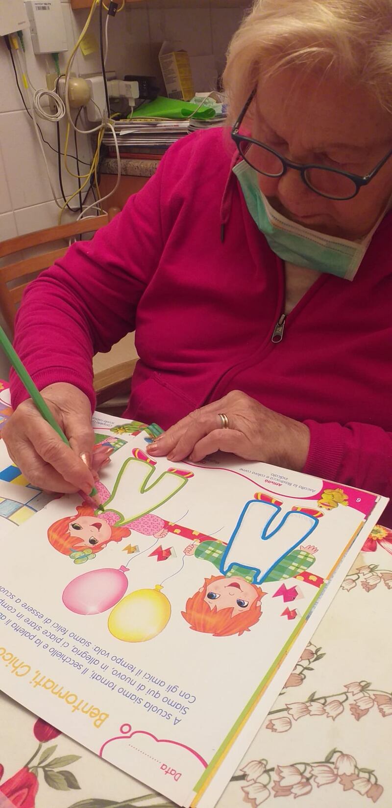 Una donna affetta da demenza svolge l'attività a casa durante l'epidemia
