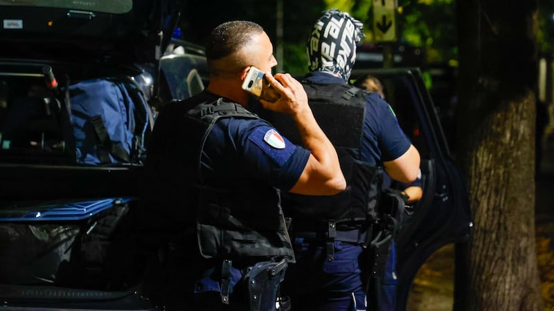 Le microspie nelle celle e la diretta su TikTok: detenuti in rivolta nel carcere di Pisa, scontri con gli agenti