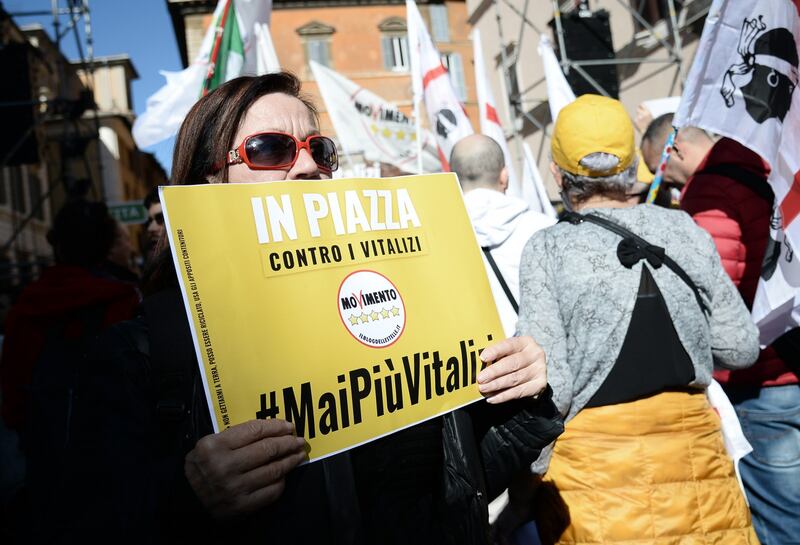 La piazza M5S contro i vitalizi 1