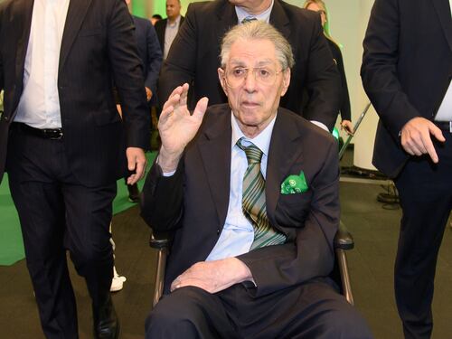 Bossi è un caso per il voto su Fi. Ora l'ipotesi è l'"espulsione"