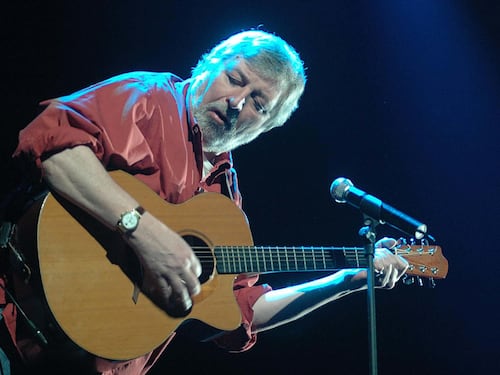 Guccini, un patrimonio costruito con canzoni, libri e cinema: l’eredità che andrà alla moglie e alla figlia