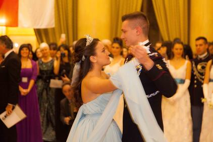 A Milano le debuttanti ballano il valzer. E c'è anche Cenerentola 21