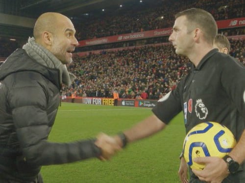 Guardiola, furioso dopo la sconfitta: stretta di mano sarcastica all'arbitro