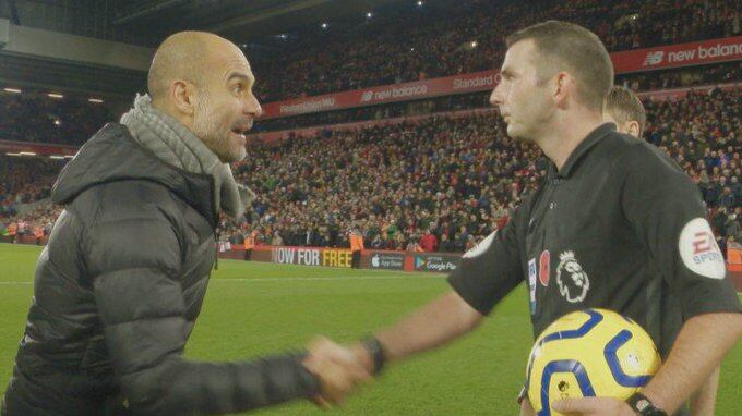 Guardiola, furioso dopo la sconfitta: stretta di mano sarcastica all'arbitro