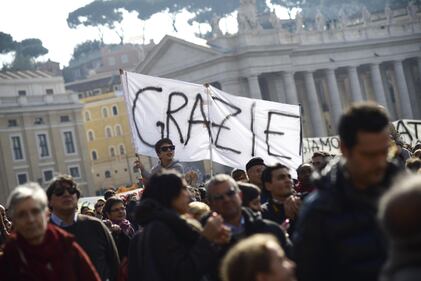 I fedeli abbracciano il Papa 17