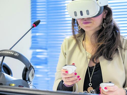 A lezione con i visori nella realtà virtuale per diventare interpreti (anche) nel metaverso