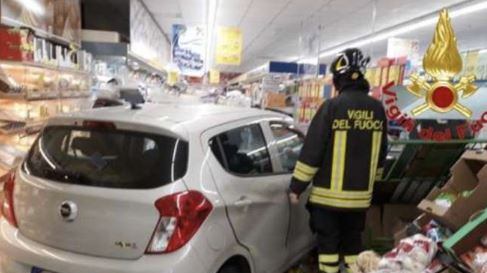 Varese, sfonda la vetrina e entra con l’auto nel supermercato